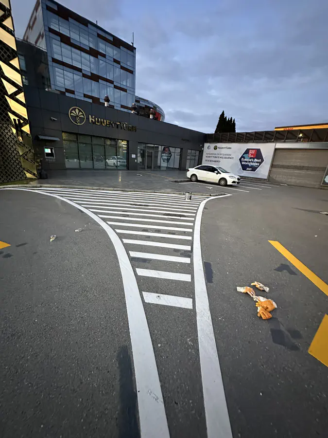 Açık Otopark Hız Kesici ve Uyarı İşaretleri