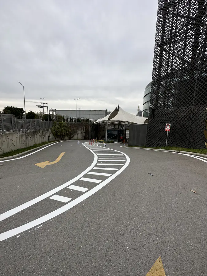 Açık Otopark Hız Kesici ve Uyarı İşaretleri