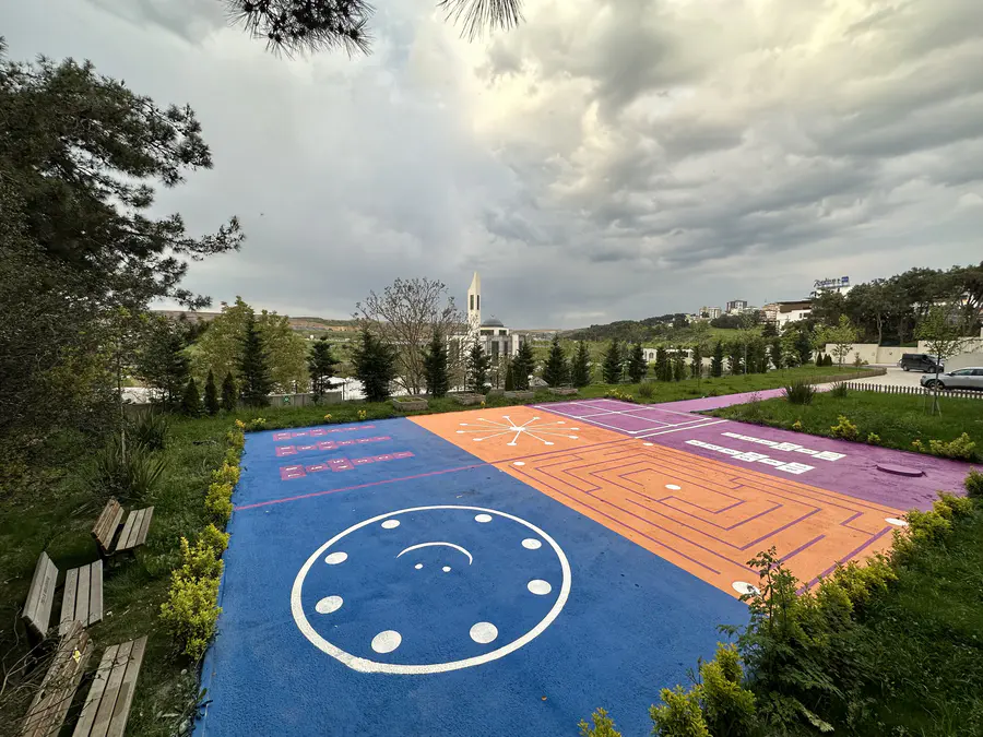 Renkli Eğitim Oyun Alanı Çizgileri